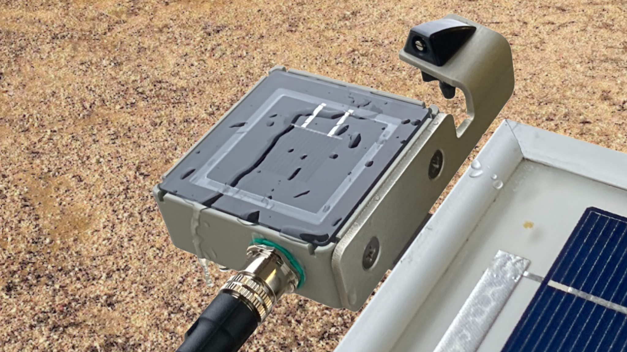 RC22 refererence cell automatically washed with water easily rolling off the edge